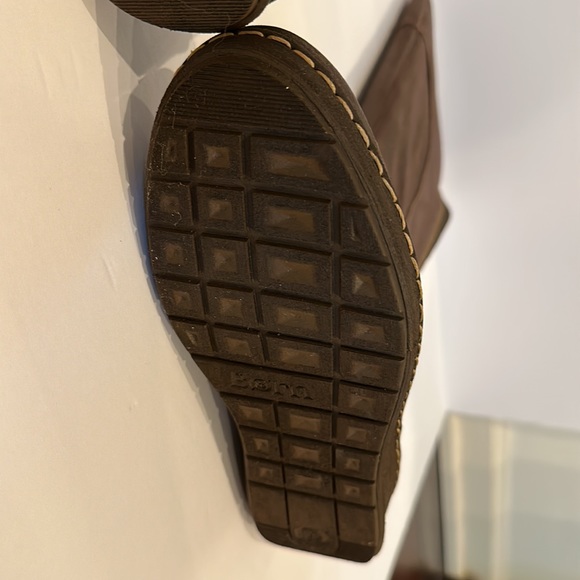 Born Brandenburg women’s boots. Sahara distressed leather. Size 7.5. - Picture 5 of 12